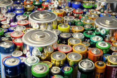 Çeşitli kullanılmış bataryalar AA