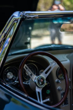 Klasik bir arabanın direksiyon ve hız göstergelerinin dikey çekimi