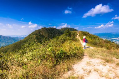 Arka planda bulutlu gökyüzü olan güzel bir dağ manzarası.