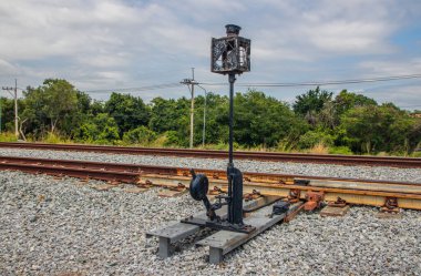 Tayland Asya 'daki bir tren istasyonuna yakın bir yerde bir demiryolu anahtarı ya da ray hattı inşaatı.