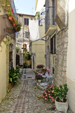 Dar bir sokağın dikey görüntüsü.