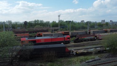 Bir demiryolu nakliye deposu manzarası