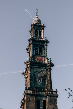 Hollanda, Amsterdam 'da mavi gökyüzüne karşı klasik bir çan kulesinin dikey görüntüsü.