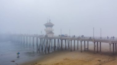 Sisli bir günde Huntington Sahili İskelesi. Kaliforniya, ABD.