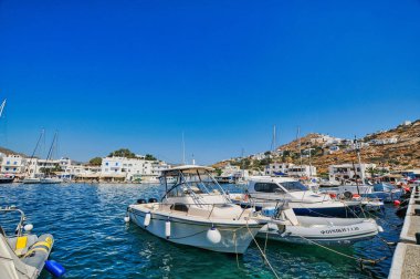 Hayır, Yunanistan. 28 Aralık 2010: Yunanistan 'ın Ios adasındaki güzel bir köy olan Gialos veya Yialos, adanın ana limanı..