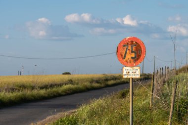 75 tondan fazla aracı yasaklayan eski bir tabela.