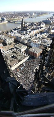 Almanya 'daki Köln şehir manzarasının panoramik bir görüntüsü.