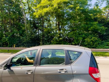 Belçika 'nın kırsal kesiminde araba penceresi manzarası