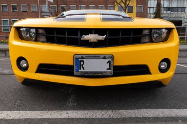 Kiel Almanya, 22 Mart 2022, sarı kaslı araba Chevrolet Camaro.