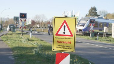 Demiryolu geçişiyle ilgili Alman uyarı işaretinin seçici odak noktası.