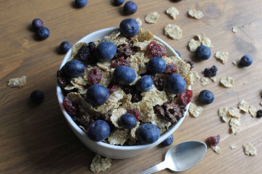 Tahta masadaki beyaz kasenin içinde yabanmersinli tanecikler