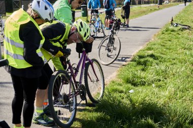 Bisikletli bir grup aktif insan bisiklet gezisinde mola veriyor.