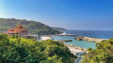 Liuqiu adasındaki geleneksel Çin binasının kuş bakışı görüntüsü parlak güneş ışığında mavi gökyüzüne karşı, Tayvan