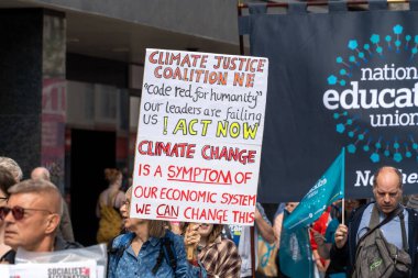 İnsanlar bir Mayıs yürüyüşüne katılıyor, işçi hakları, eşitlik, NHS için kampanya yapıyor ve barış umutlarını paylaşıyor.