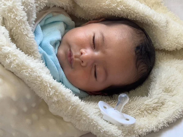 Dulce Bebé Tranquilo Acostado Una Sábana Blanca Disfrutar Siesta Durante — Foto de Stock