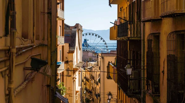 Μια Θέα Από Ένα Ιταλικό Μπαλκόνι Ενός Τροχού Ferris Μακριά — Φωτογραφία Αρχείου