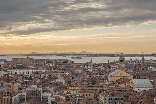 Paisaje Urbano Aéreo Venecia Rodeado Edificios Marrones — Foto de Stock