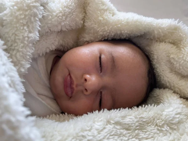 Beyaz Bir Çarşafın Üzerinde Uzanmış Tatlı Huzurlu Bebek Çeride Gündüz — Stok fotoğraf