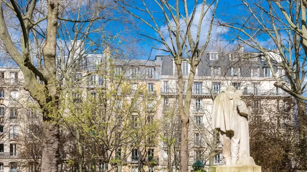 Paris France March 15Th 2020 Typical Facade Montmartre Statue Lovers — Stock Photo, Image