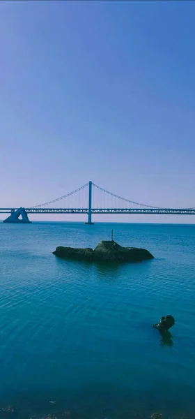 Vertical Shot Rock Water Background San Francisco Bridge — Photo