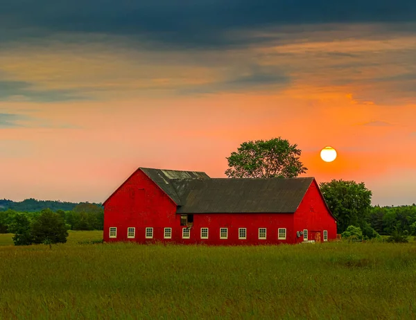 Eine Rote Scheune Auf Dem Bauernhof Bei Sonnenaufgang — Stockfoto