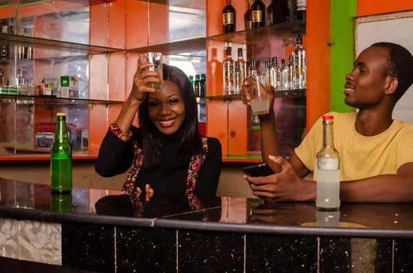 Счастливая Пара Нигерии Пьет Баре Веселится — стоковое фото