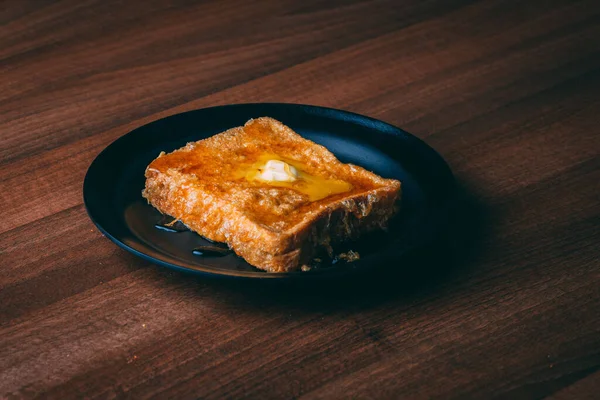 Ein Teller Leckerer Französischer Toast Mit Butter Auf Einem Holztisch — Stockfoto