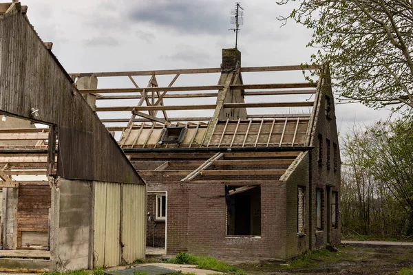 荷兰一座废弃的 被洗劫的老房子 — 图库照片