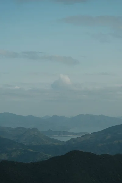 曇り空の田園地帯の岩場の山の垂直ショット — ストック写真