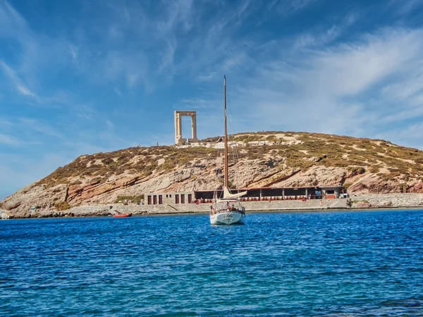 Yunanistan 'ın Naxos kenti yakınlarında güneşli bir günde Portara adasının manzarası
