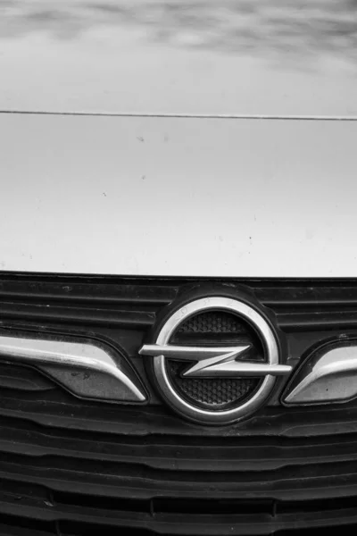 グレーの車のオペルブランドのロゴの閉鎖 — ストック写真