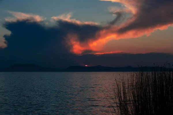 Landschap Met Een Zonsondergang Met Kleurrijke Wolken Het Meer Natuur — Stockfoto