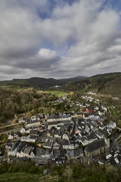 德国埃菲尔铁尔村莫妮尔村有云天的美丽城市景观 — 图库照片