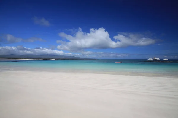 Una Bella Foto Una Spiaggia Vicino Mare Blu Nelle Isole — Foto Stock