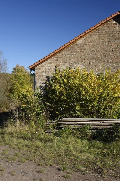 Old Abandoned Stone Hut Red Roof Shingles Wood Staple Foreground — Stock Photo, Image