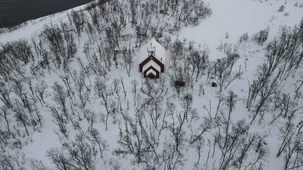 一个美丽的雪景 在寒冷的冬日 湖边有一栋房子 — 图库照片