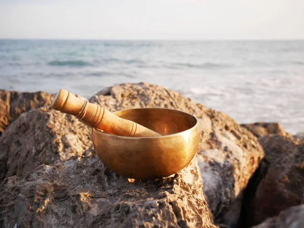 Metal Singing Bowl Relaxing Receiving Healing Vibrations — Stock Photo, Image