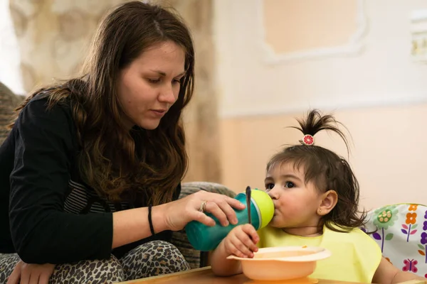 Een Close Upbeautiful Vrouw Met Haar Dochter Geven Haar Lunch — Stockfoto