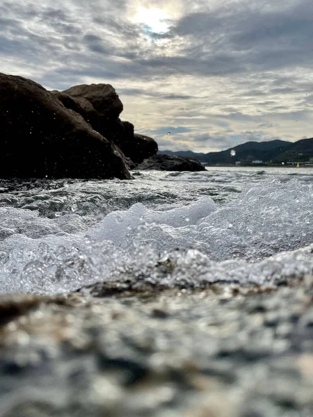 Ein Vertikaler Schuss Ozeanwasser Das Auf Die Felsen Trifft — Stockfoto
