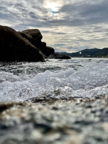 Tiro Vertical Agua Del Océano Golpeando Las Rocas —  Fotos de Stock