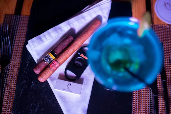 Closeup Photo Many Cigars Table Blue Cocktail — Foto de Stock