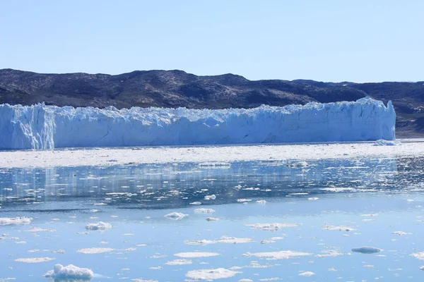 Una Hermosa Toma Icebergs Reflejándose Mar Groenlandia — Foto de Stock