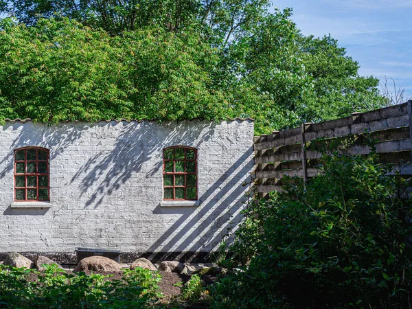 Plan Angle Bas Une Ancienne Maison Dans Forêt — Photo