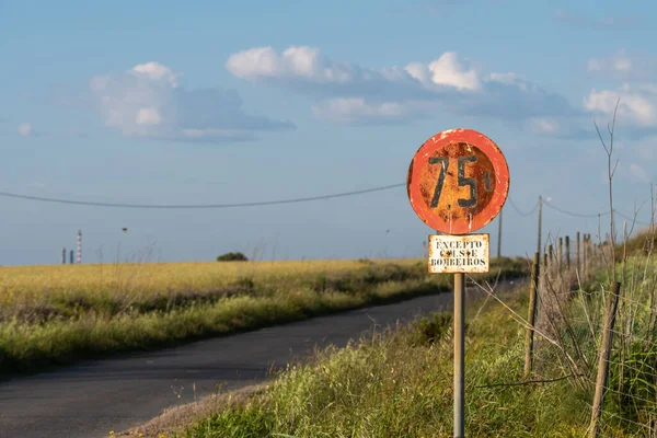75 tondan fazla aracı yasaklayan eski bir tabela.