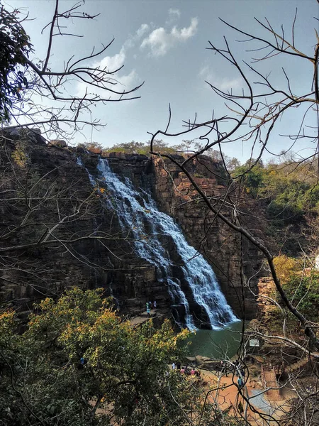 Piękne Ujęcie Płynącego Wodospadu Tirathgarh Żółknącej Roślinności Lesie — Zdjęcie stockowe