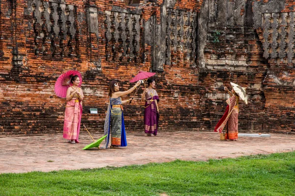 Tajskie Kobiety Tradycyjnej Sukience Świątyni Wat Chai Watthanaram Ayutthaya Tajlandia — Zdjęcie stockowe