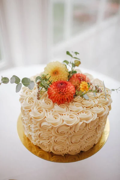 Eine Vertikale Nahaufnahme Einer Mit Blumen Dekorierten Torte Bei Einer — Stockfoto