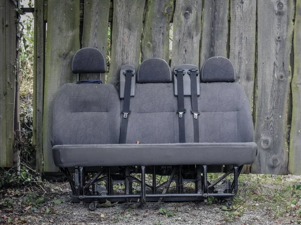 Een Driepersoons Autostoeltje Buiten — Stockfoto
