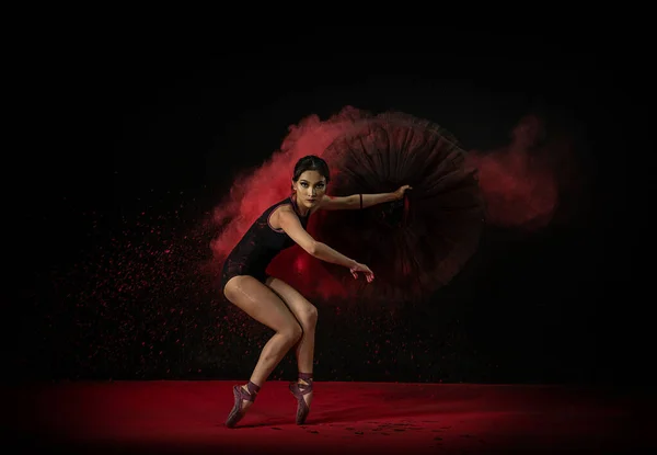 Una Bailarina Ballet Del Sudeste Asiático Que Actúa Con Escudo —  Fotos de Stock