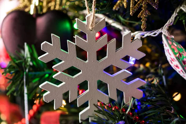 Close Ornamento Natal Flocos Neve Pendurado Uma Árvore Natal — Fotografia de Stock